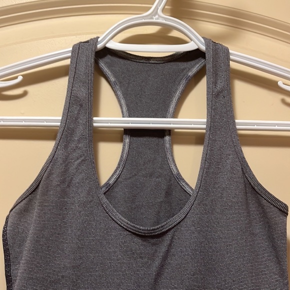 Lululemon tank size 2 - Picture 4 of 6